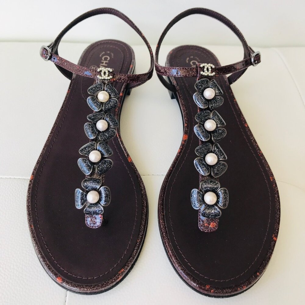 CHANEL BURGUNDY PATENT LEATHER SPARKLE CAMELLIA PEARL CC LOGO THONG SANDALS 36